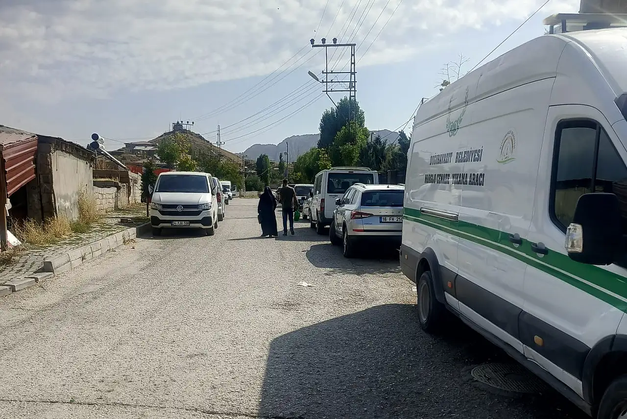 Doğubayazıt'ta cuma günü mezarlıklara ziyaretçi yoğunluğu