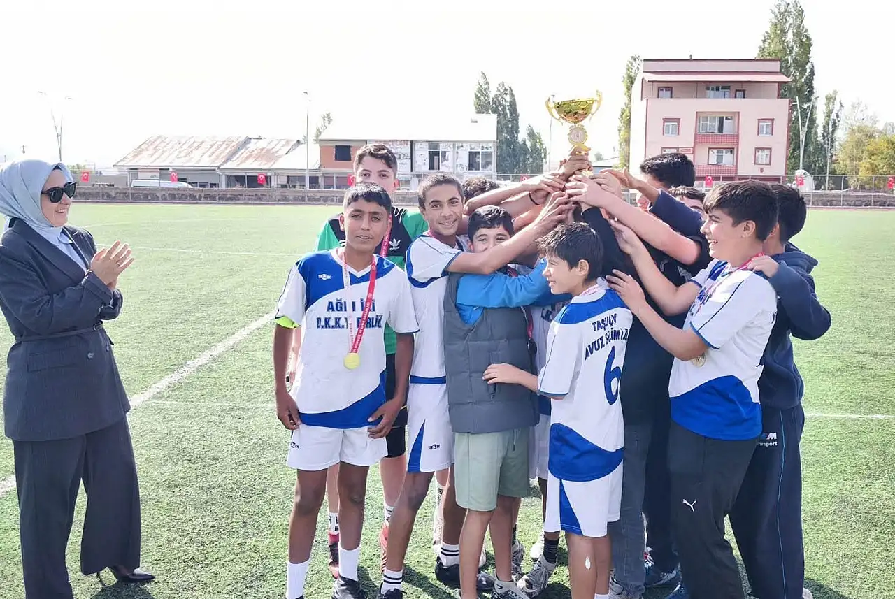 Taşlıçay'da Cumhuriyet Kupası sahibini buldu
