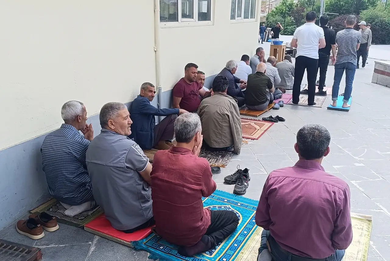 Ağrı'da cemaat cuma namazını dışarıda kıldı