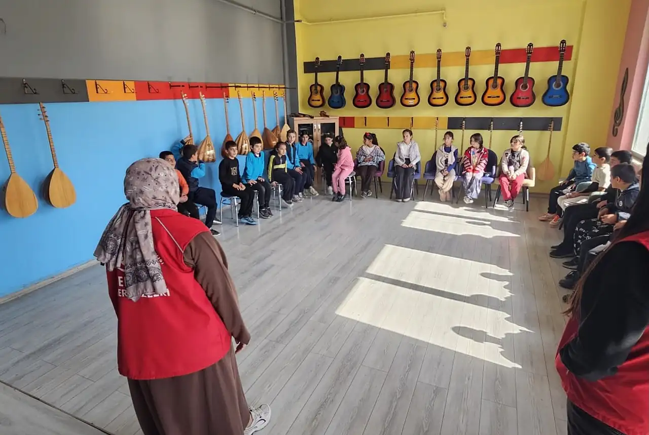 Ağrı'da ortaokul öğrencileri Gençlik Merkezi ile tanıştı