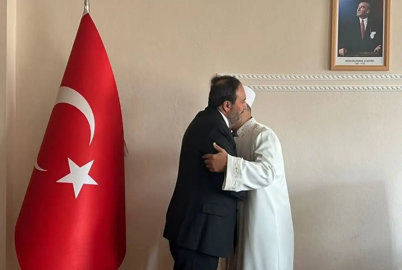 Eleşkirt'in yeni müftüsü Gökhan Yalçın'a cübbe ve sarık giydirildi