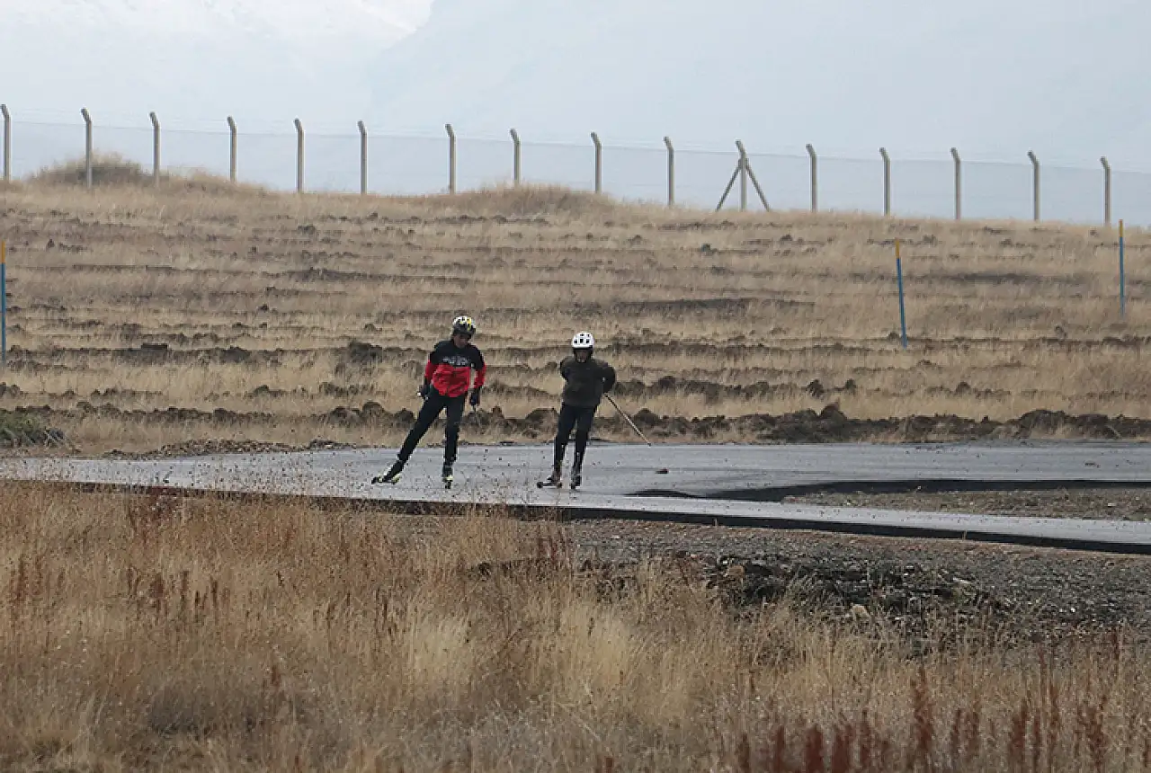 TOHM sporcuları, olimpiyatlar için tekerlekli kayakta zorlu antrenmanlarla hazırlanıyor