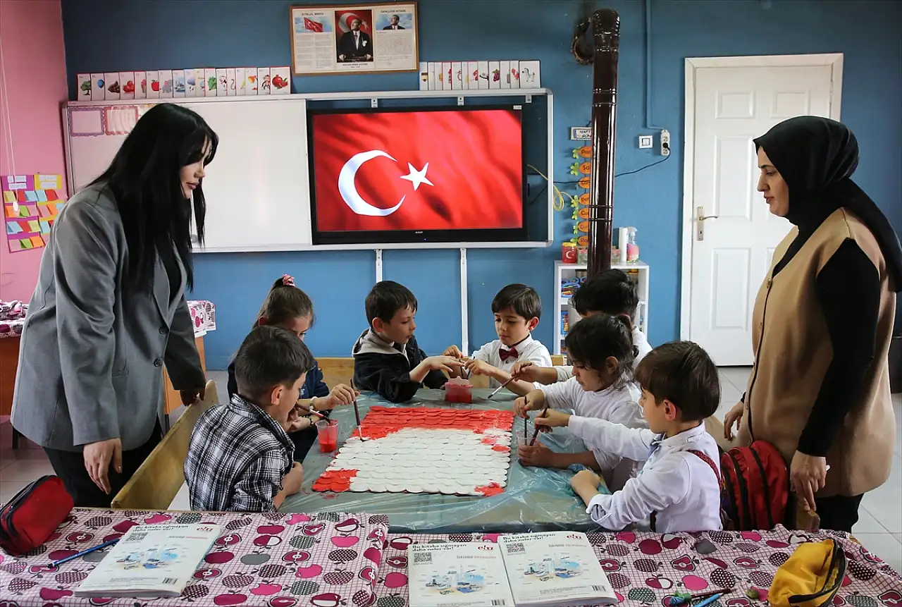 Kavunlu Köyü'nde iki öğretmen 7 öğrenci için soba yakıyor