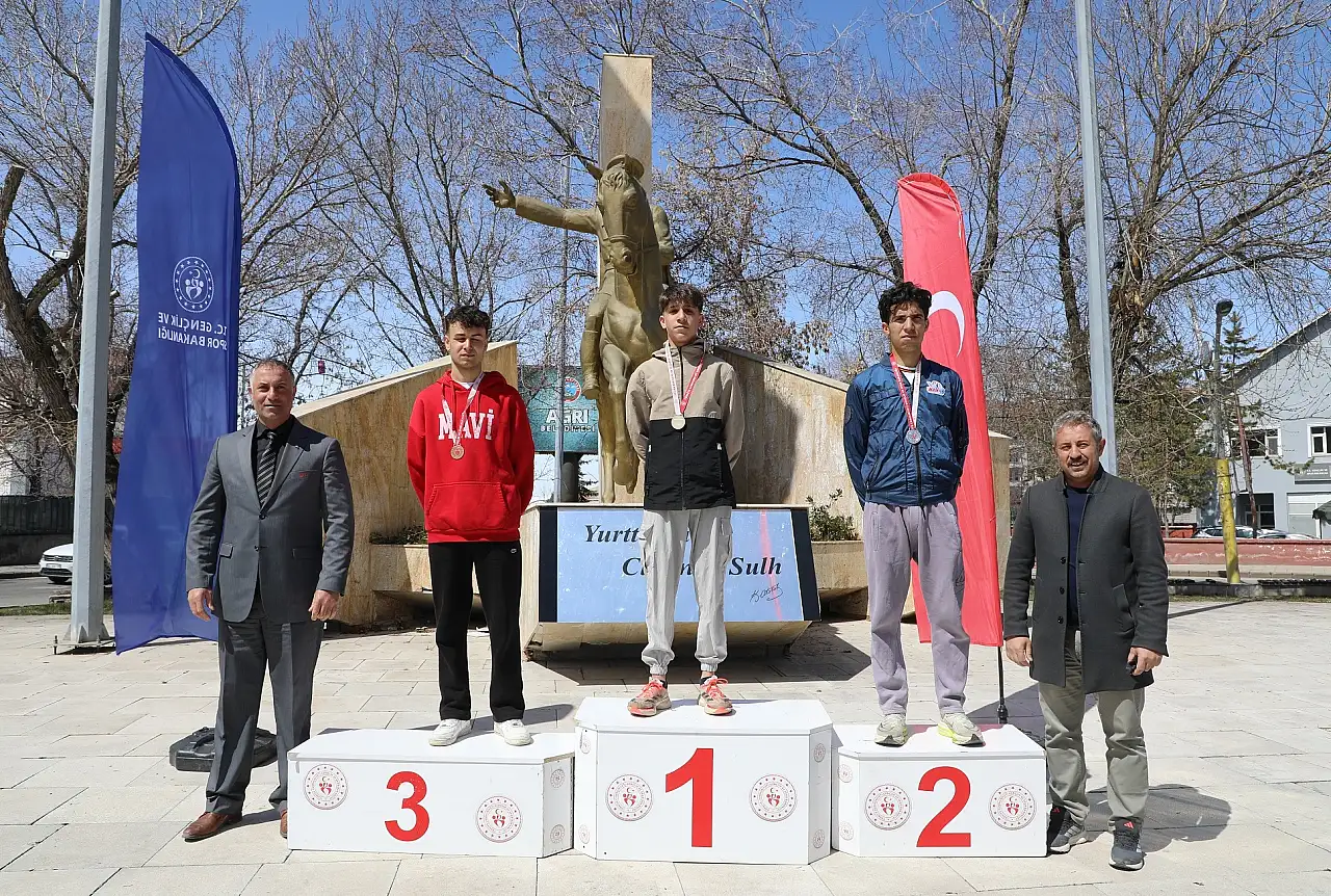 Ağrı'da kurtuluş coşkusu koşuyla taçlandı