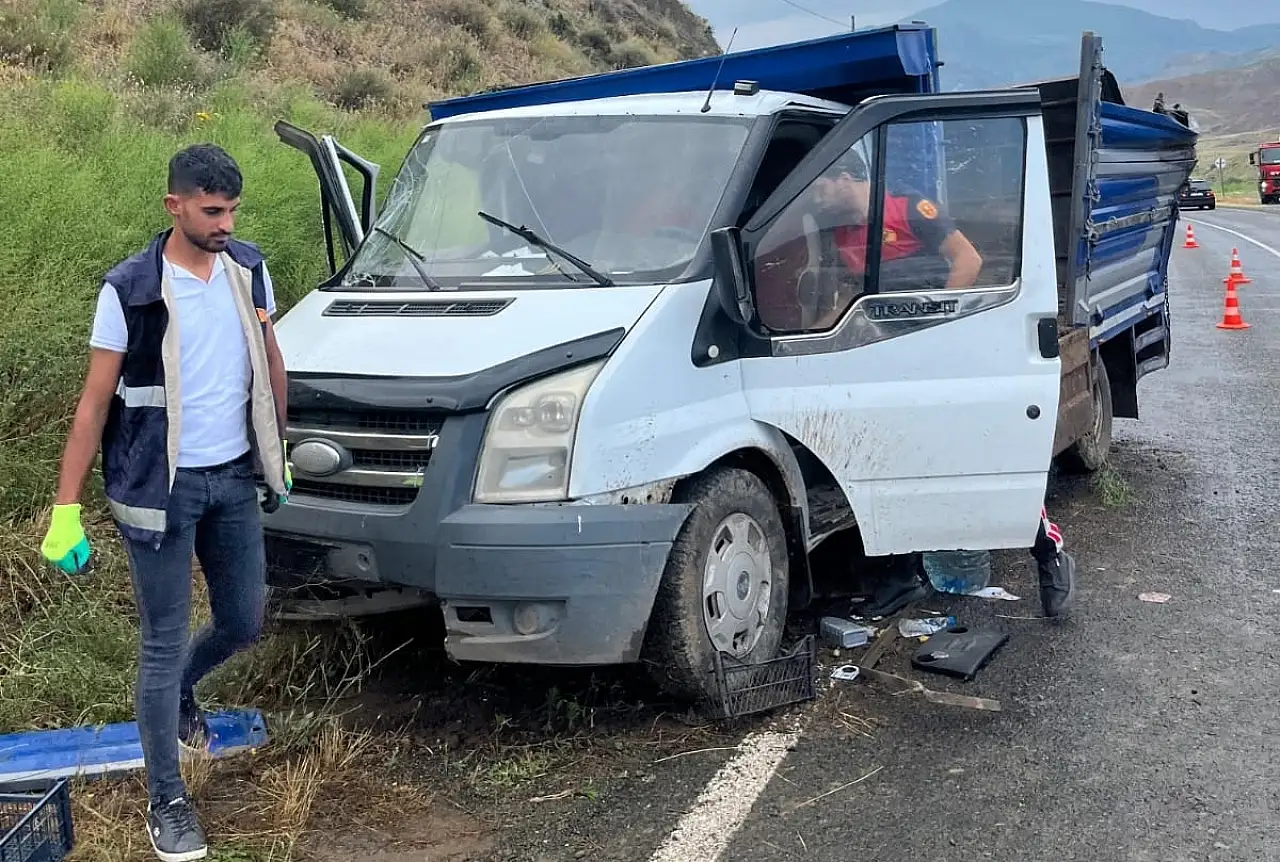Kars'ta tarım işçilerini taşıyan kamyonet devrildi: 10 yaralı