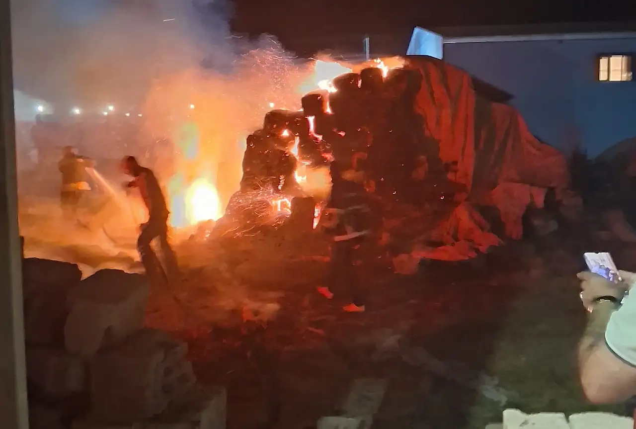 Ağrı'da saman yangını paniğe neden oldu