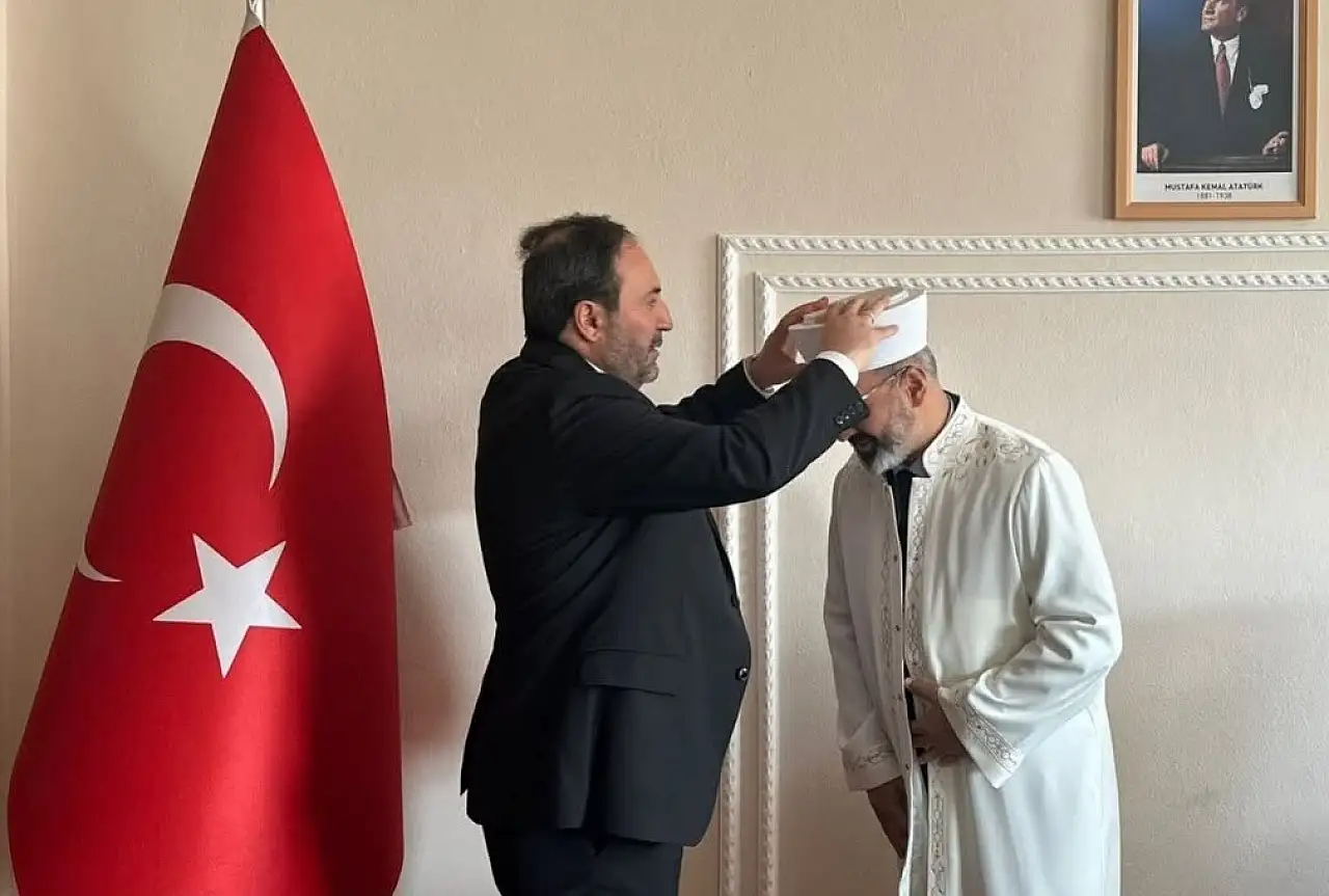 Eleşkirt'in yeni müftüsü Gökhan Yalçın'a cübbe ve sarık giydirildi