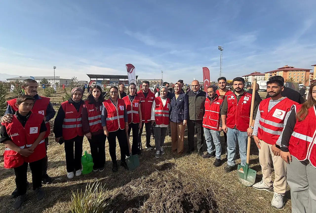 Kızılay gönüllüleri Ağrı'da fidan dikerek doğaya can verdi