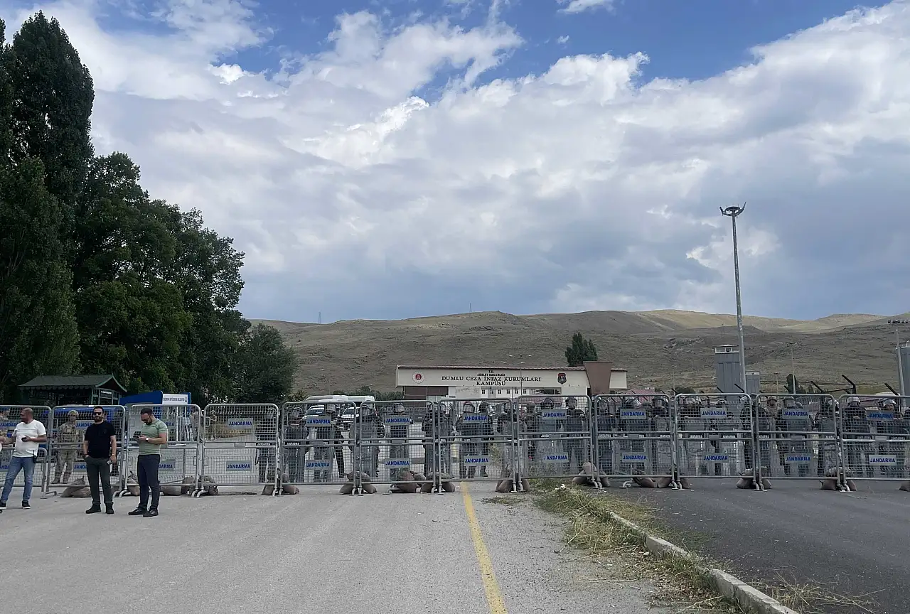 Erzurum'da cezaevi önünde izinsiz gösteri: Güvenlik önlemleri artırıldı