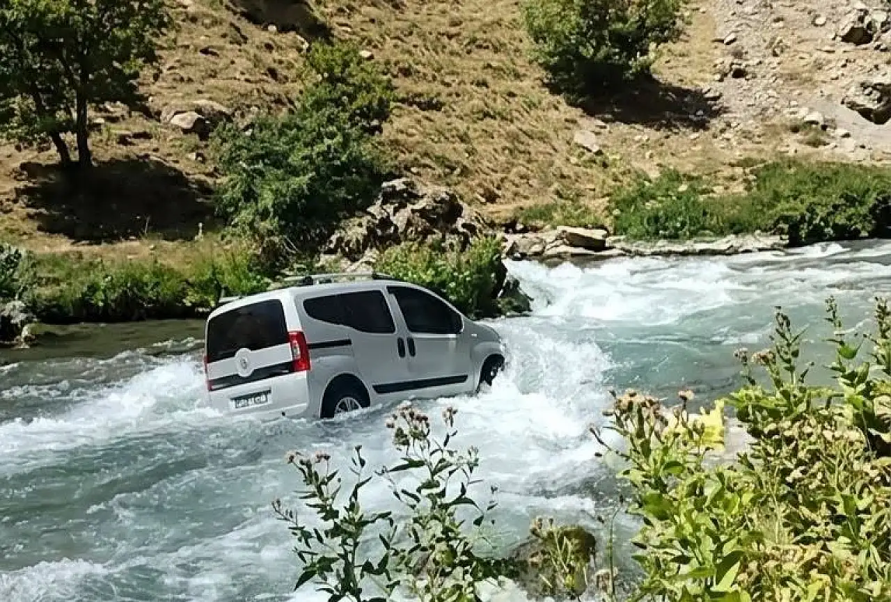 Van'da araç Bahçesaray Çayı'na düştü: Arama çalışması başlatıldı