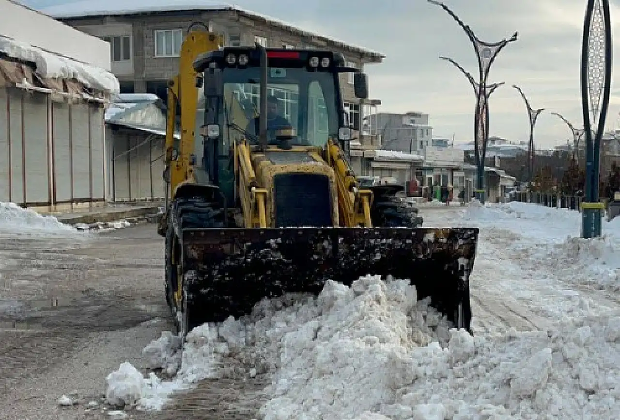 Van Erciş'te Kar Küreme Çalışmaları Aralıksız Sürüyor
