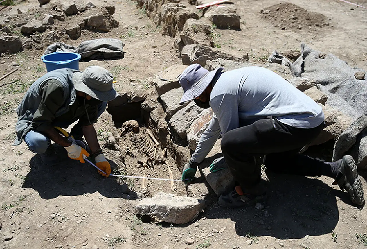 Şiilerin Kullandığı Dua Yazılı Secde Taşı Bitlis Kalesi'nde Bulundu