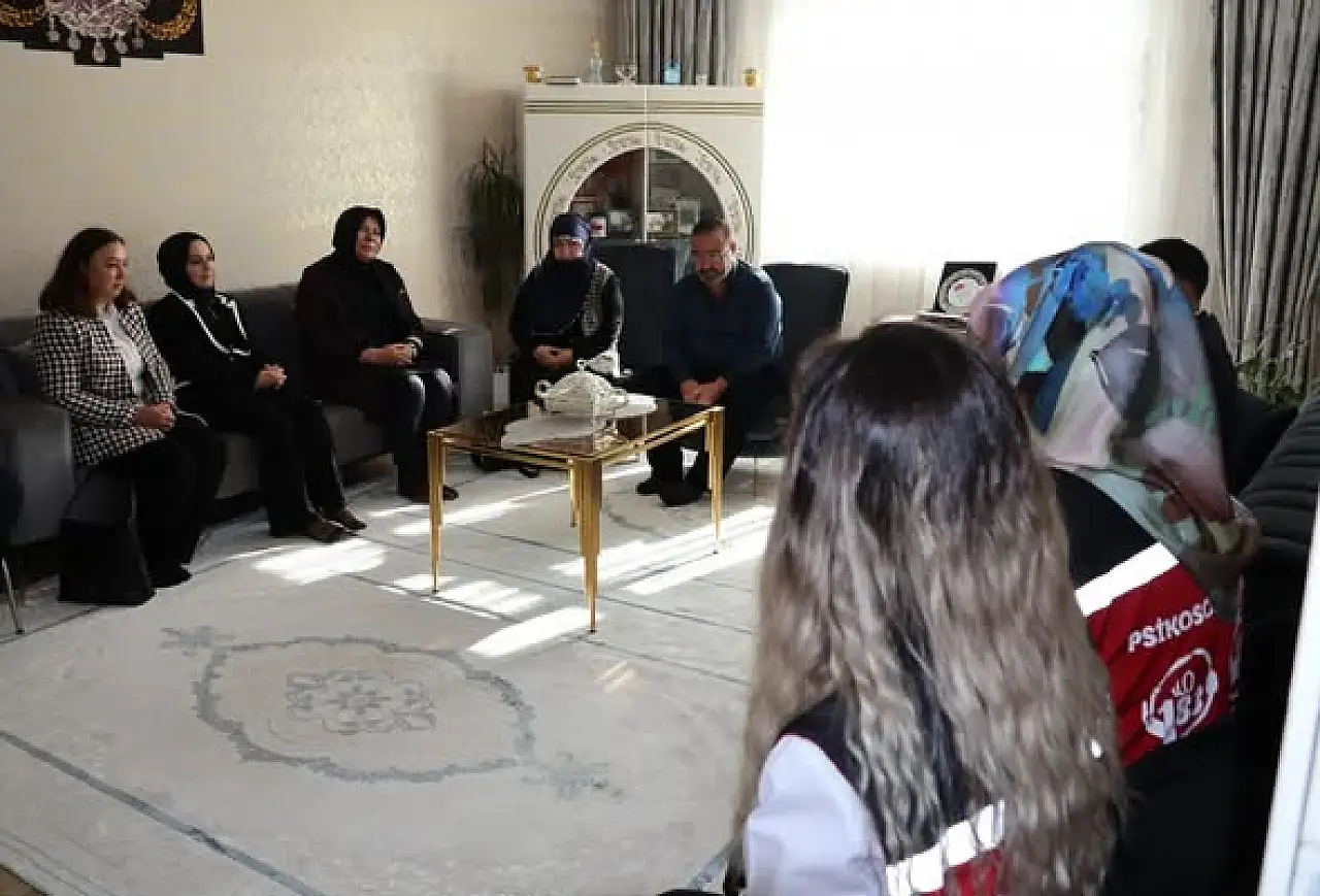 Sevim Karaloğlu, Şehit Adem Gezer'in Ailesini Ziyaret Etti