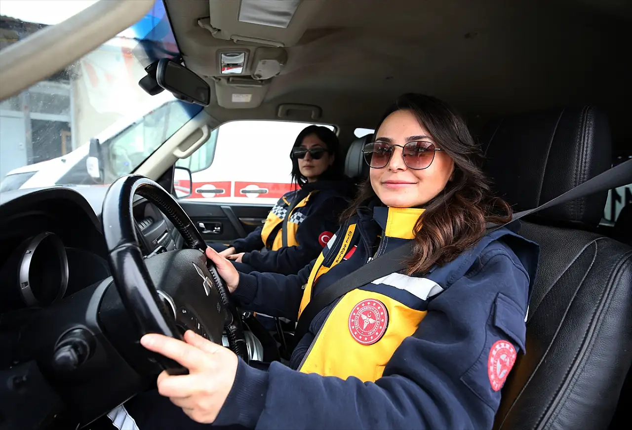 Muş'un kadın paramedikleri zorlu kış koşullarında hayat kurtarıyor