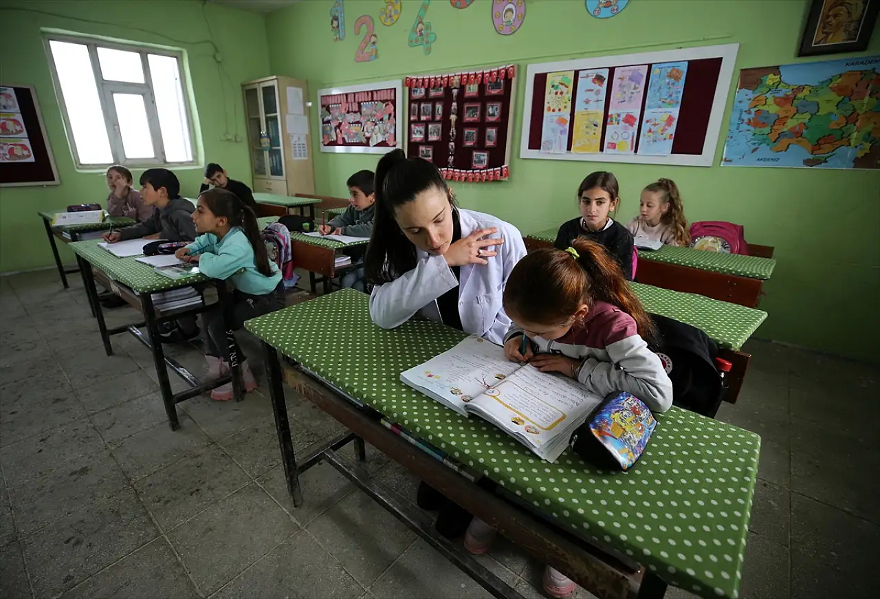 Muş'ta köy okulunun öğretmeni zorlu şartlarda 8 öğrencisine ders veriyor