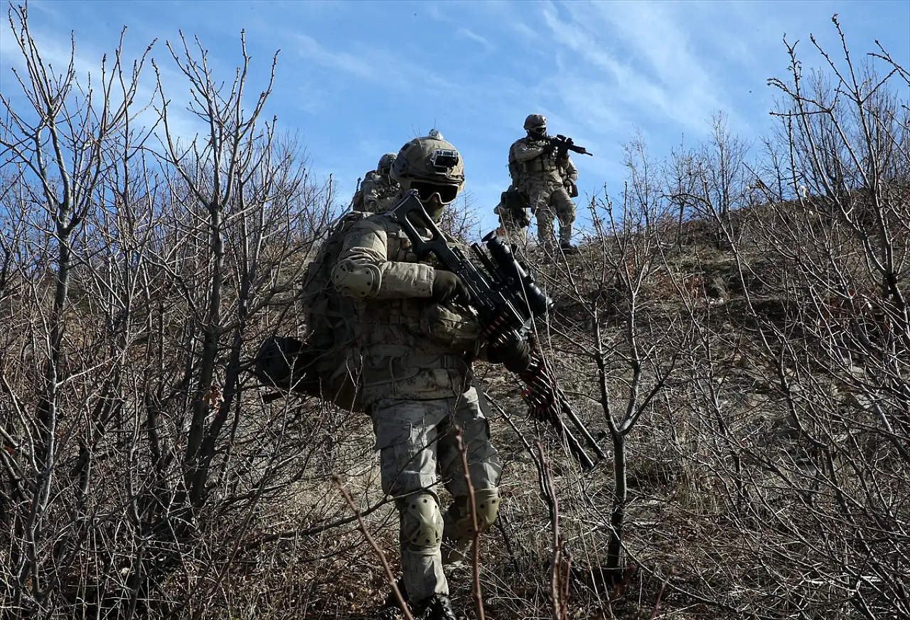 Bitlis'te JÖH Timleri, zorlu kış şartlarında operasyonlarını sürdürüyor