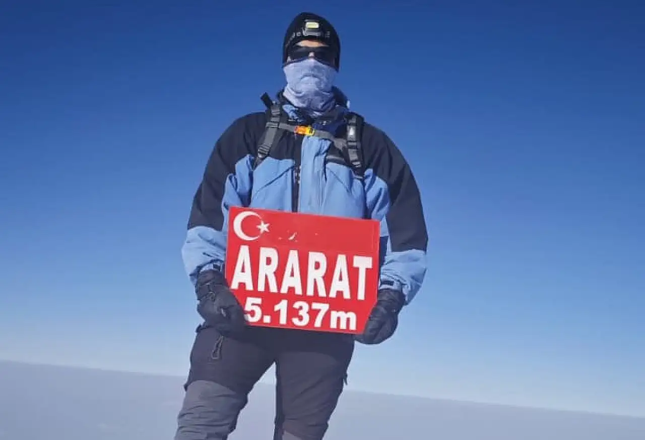 Savaşın ayırdığı iki ülkenin dağcıları Ağrı Dağı'nda kol kola zirve yaptı