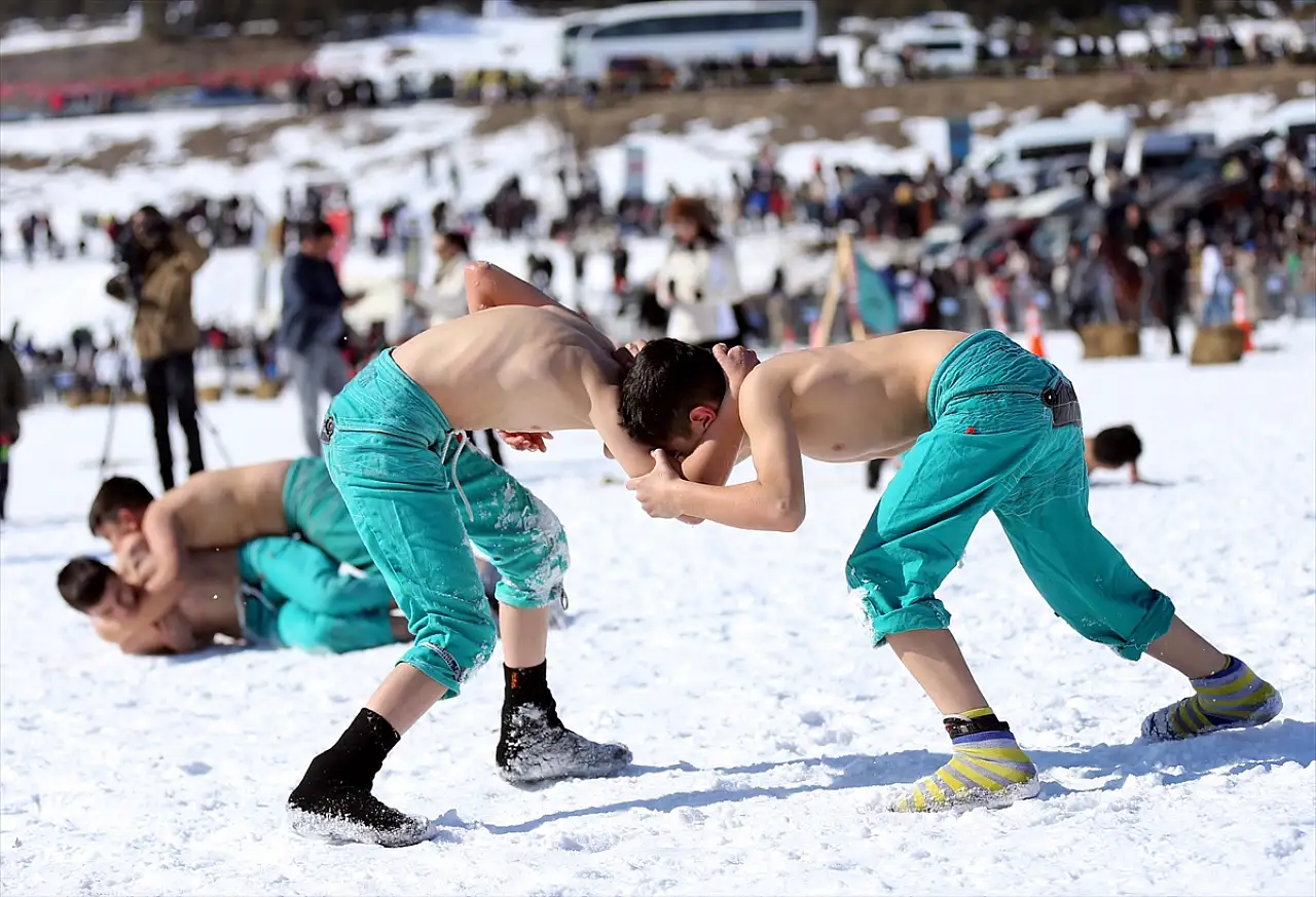 Buzla kaplı Çıldır Gölü'nde 'Altın At Kristal Buz Festivali' coşkusu