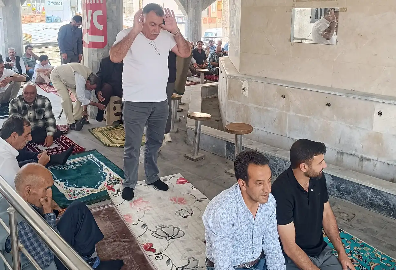 Ağrı'da cemaat cuma namazını dışarıda kıldı