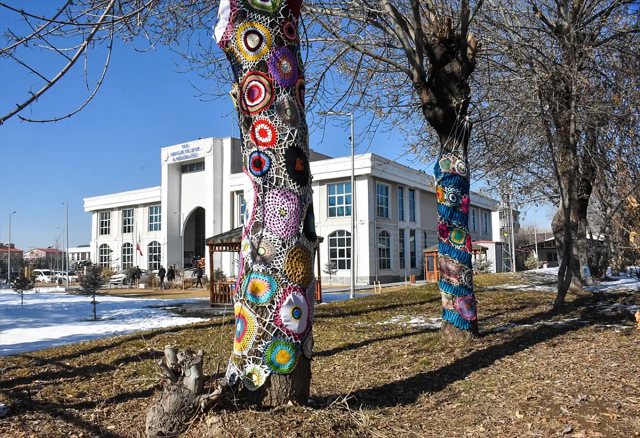 Van'da kadınlar örgülerle ağaçları süsleyerek çevreye dikkat çekiyor