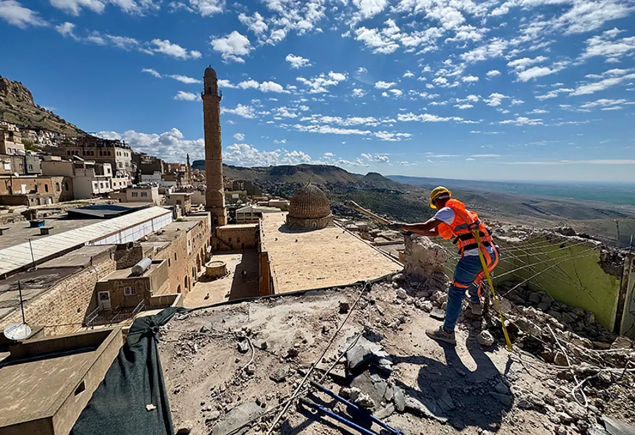 Tarihi kent Mardin'in dokusunu bozan betonarme binaların yıkımına yeniden başlandı