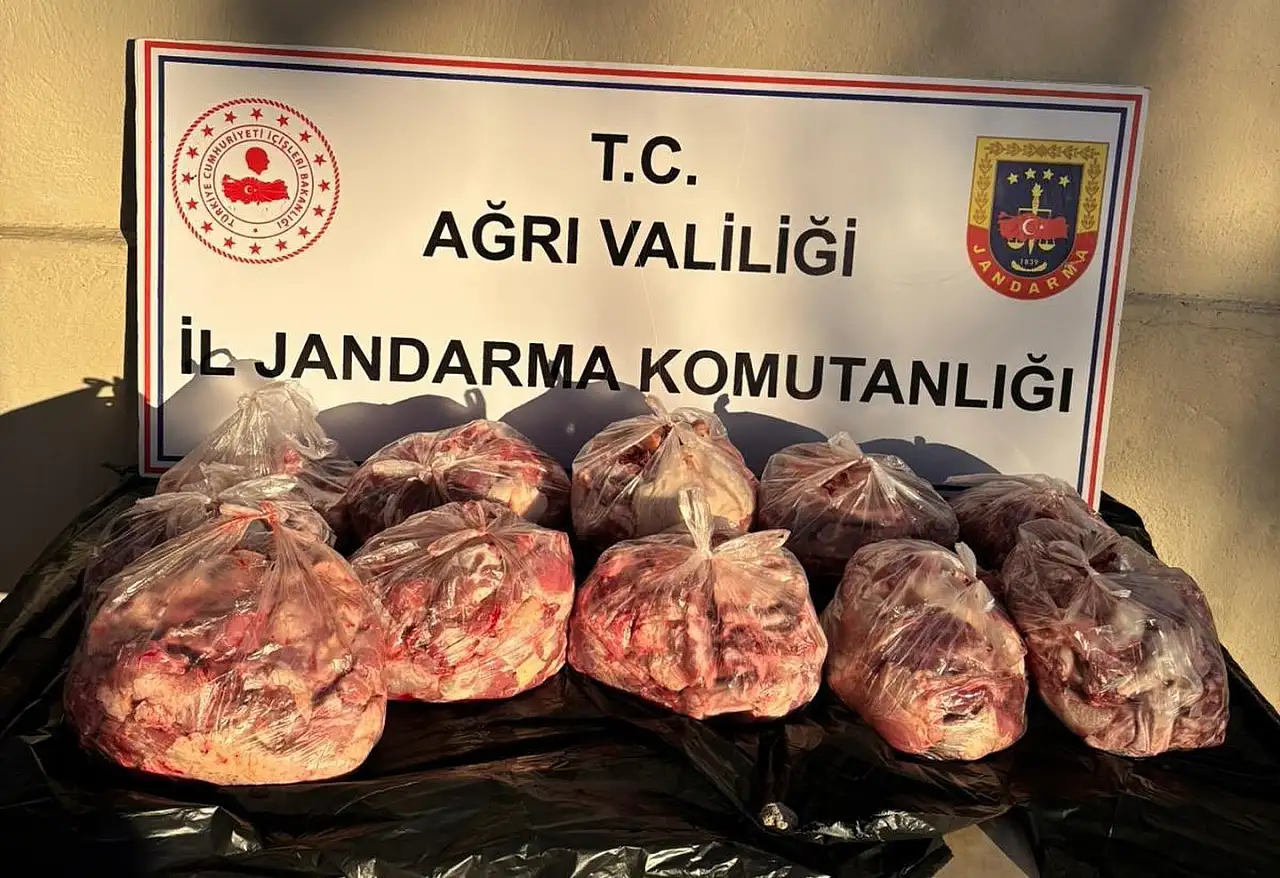 Diyadin'de uygunsuz koşullarda otobüste taşınan 50 kg et ele geçirildi