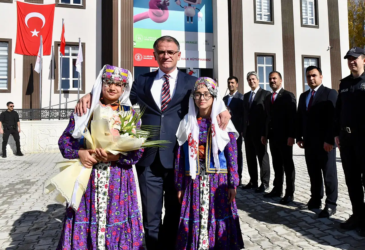 Vali Balcı, Özalp'te Kütüphane ve Gençlik Merkezini Ziyaret Etti