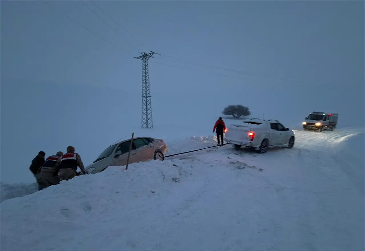 Ağrı'da zorlu gece: Sürücüler saatlerce yolda kaldı
