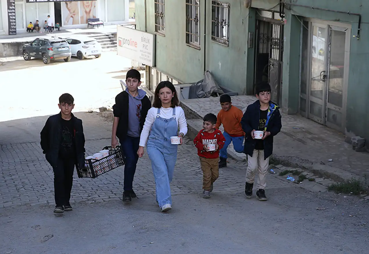 Öğretmen, İlçe Merkezinde Sahipsiz Kedilere Destek Veriyor ve Hayvanseverleri Etkinliklerine Çağırıyor