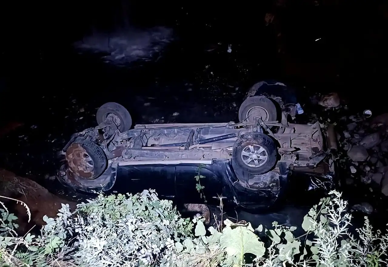 Kars'ta pikap dereye düştü: 3 kişi yaralandı