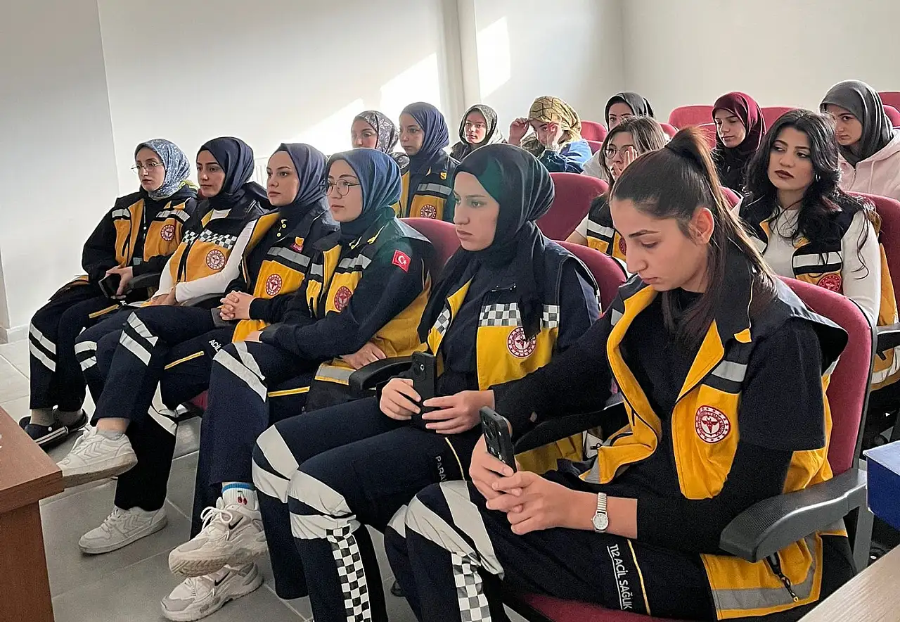 Fatma Gözal Kız Yurdunda öğrencilere ilk yardım bilgilendirmesi