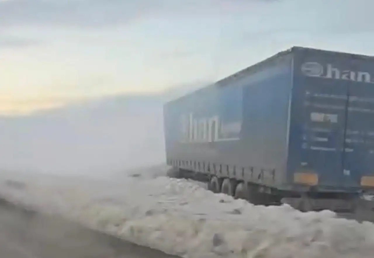 Diyadin ile Taşlıçay arasında trafik alarmı: Tır yan yattı