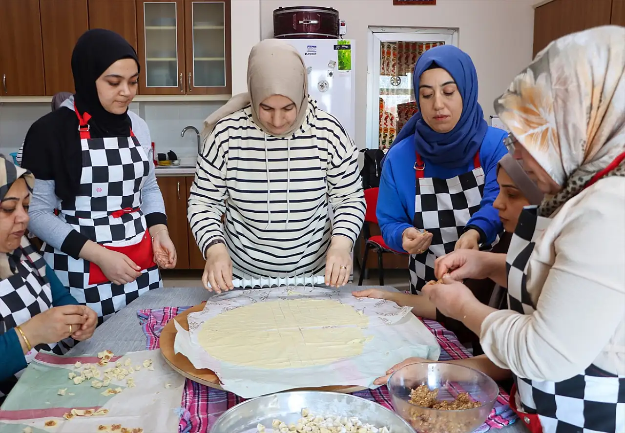 Van'da aşçı adaylarından kırsaldaki öğrencilere tatlı destek