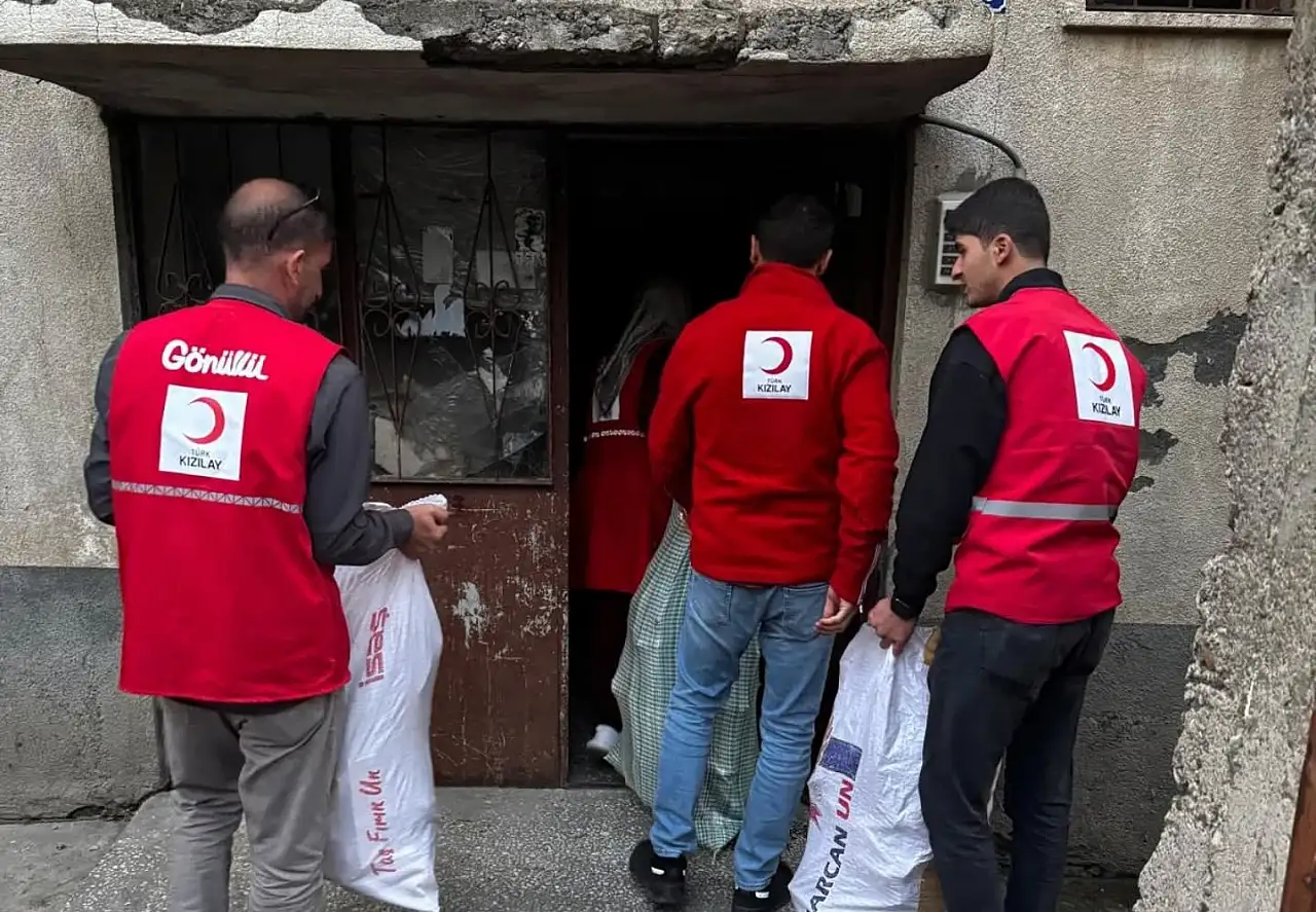 Kızılay'dan Patnos'taki Öğrencilere Kış Desteği