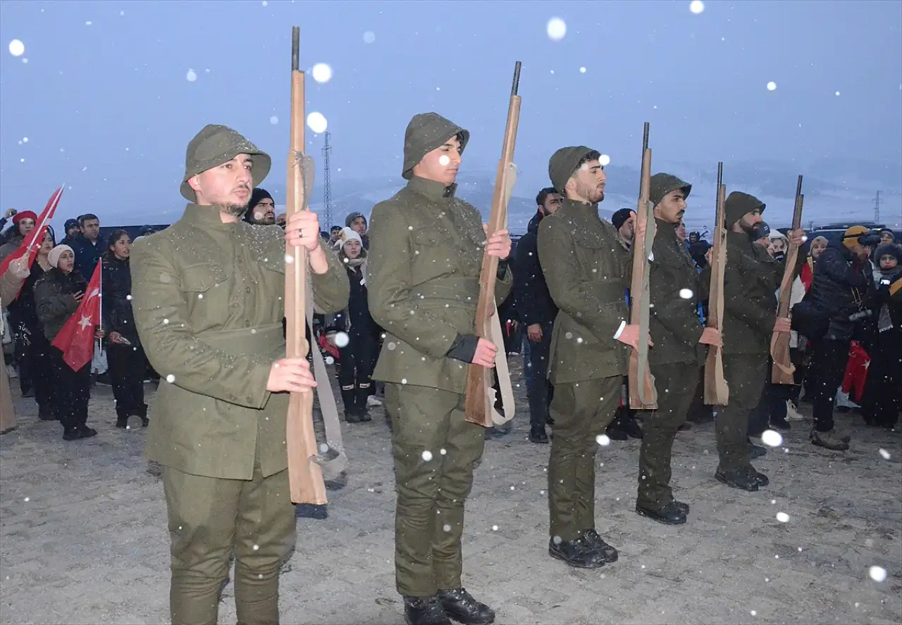 Sarıkamış şehitleri için Kars'ta meşaleli yürüyüş ve nöbet
