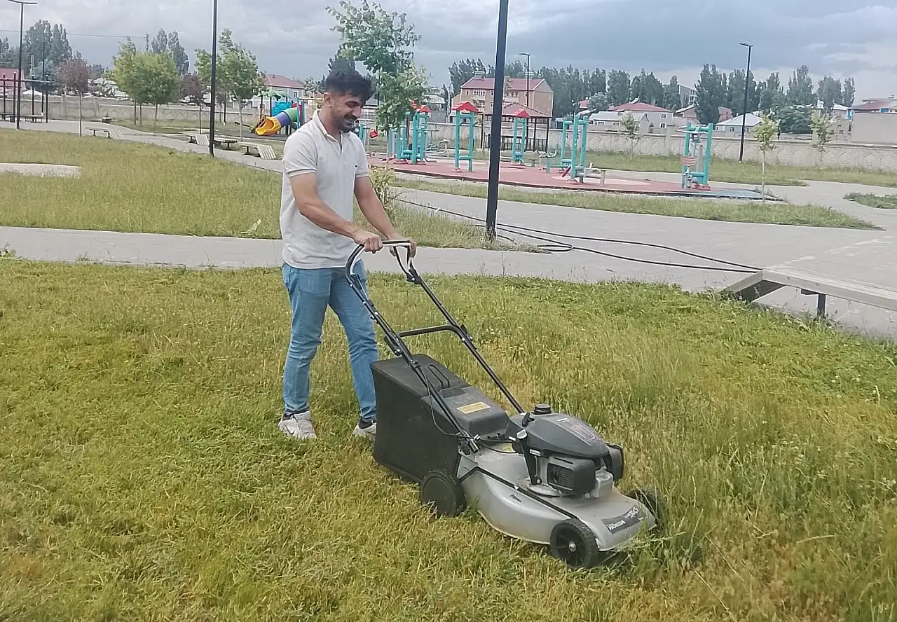 Ağrı Belediyesi ekipleri yeşil alanlarda bakım çalışmalarını sürdürüyor