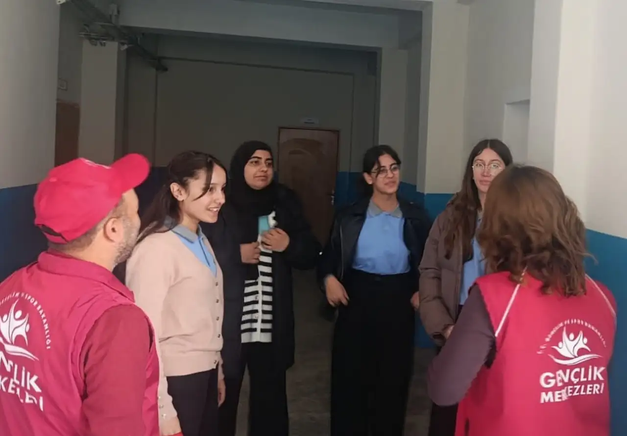 Ağrı'da lise öğrencilerine Gençlik Merkezi faaliyetleri anlatıldı