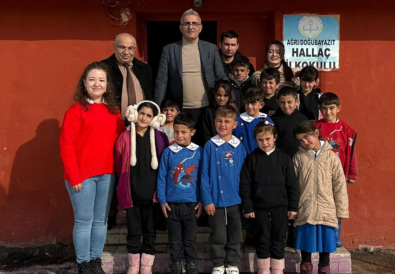 Hallaç İlkokulu'nda öğrencilerle buluşan Şen, eğitim sürecini inceledi