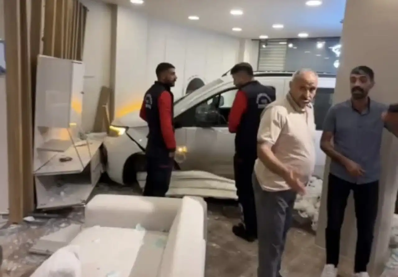 Doğubayazıt'ta kontrolden çıkan otomobil mobilya mağazasına girdi