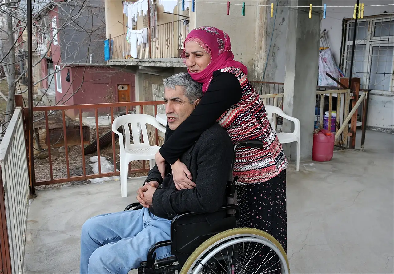 Bitlis'te meme kanseri kadın ile bedensel engelli eşi sevgiyle hayata tutunuyor