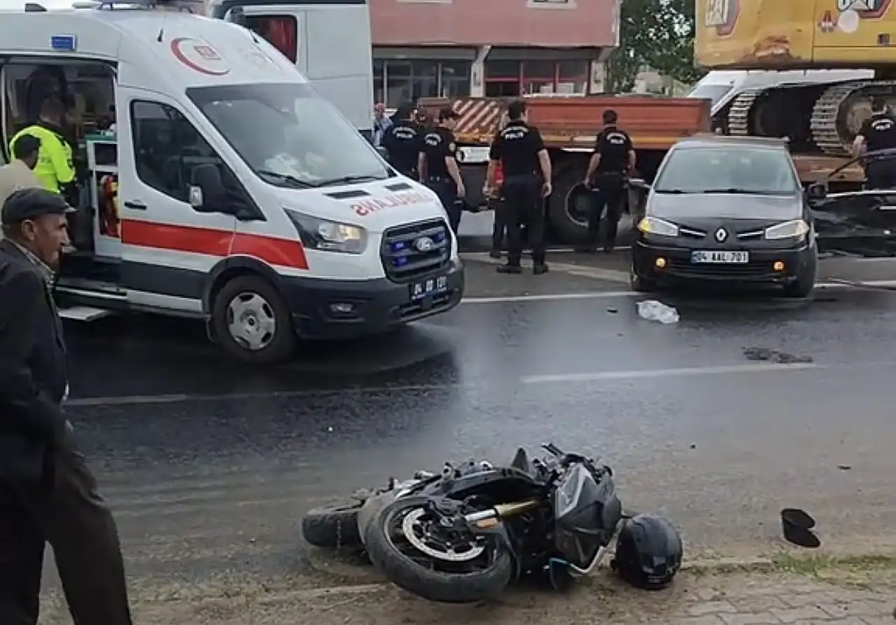 Ağrı'da otomobil motosiklete çarptı! Sürücü ağır yaralandı