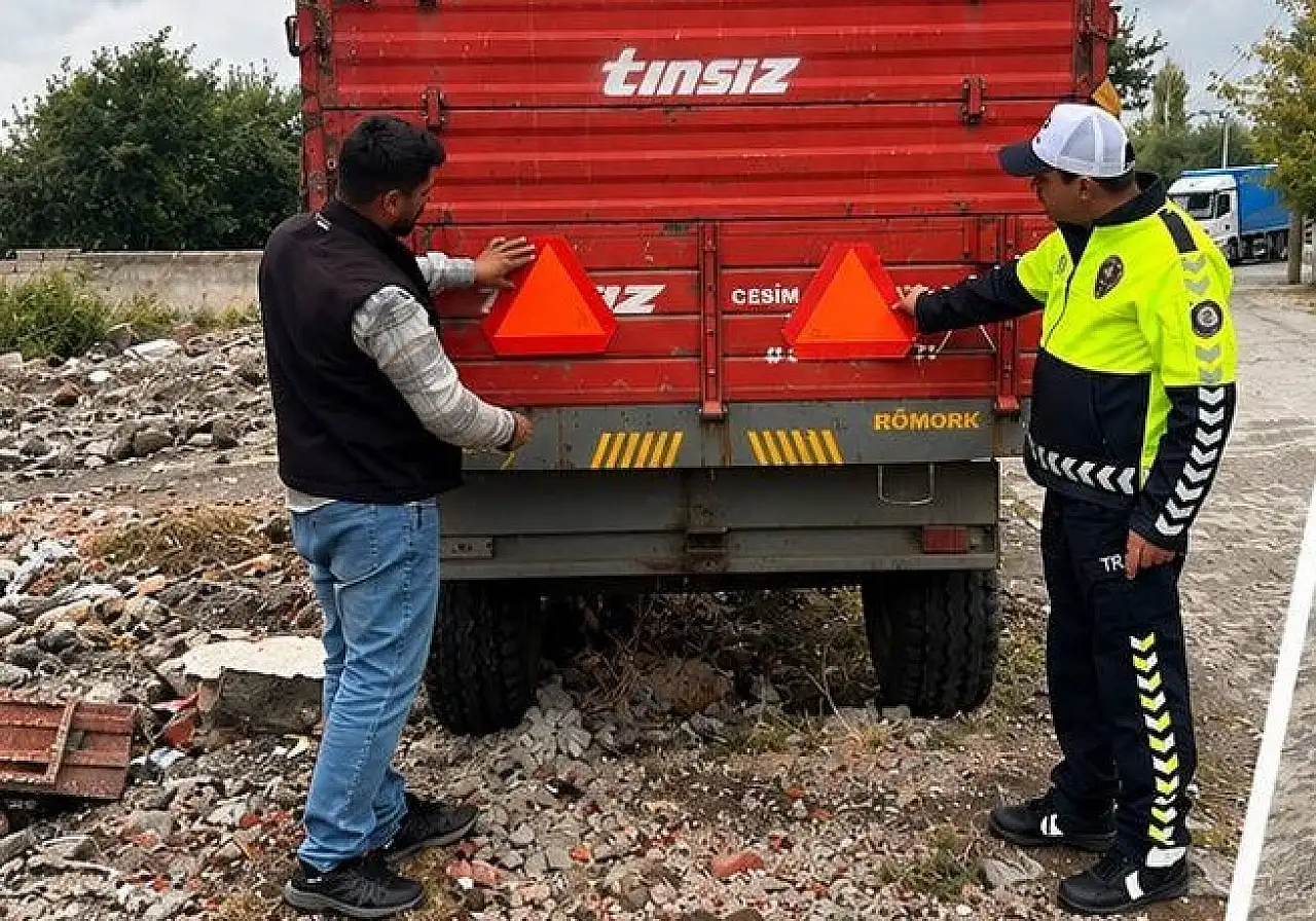 Ağrı'da traktör sürücülerine hayati uyarı: Reflektörsüz yola çıkmayın!