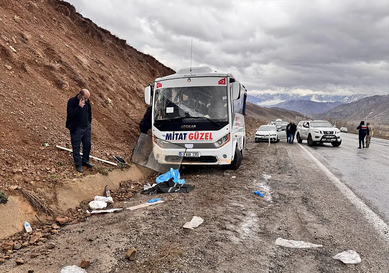 Oltu'da can pazarı servis aracı yamaca çarptı