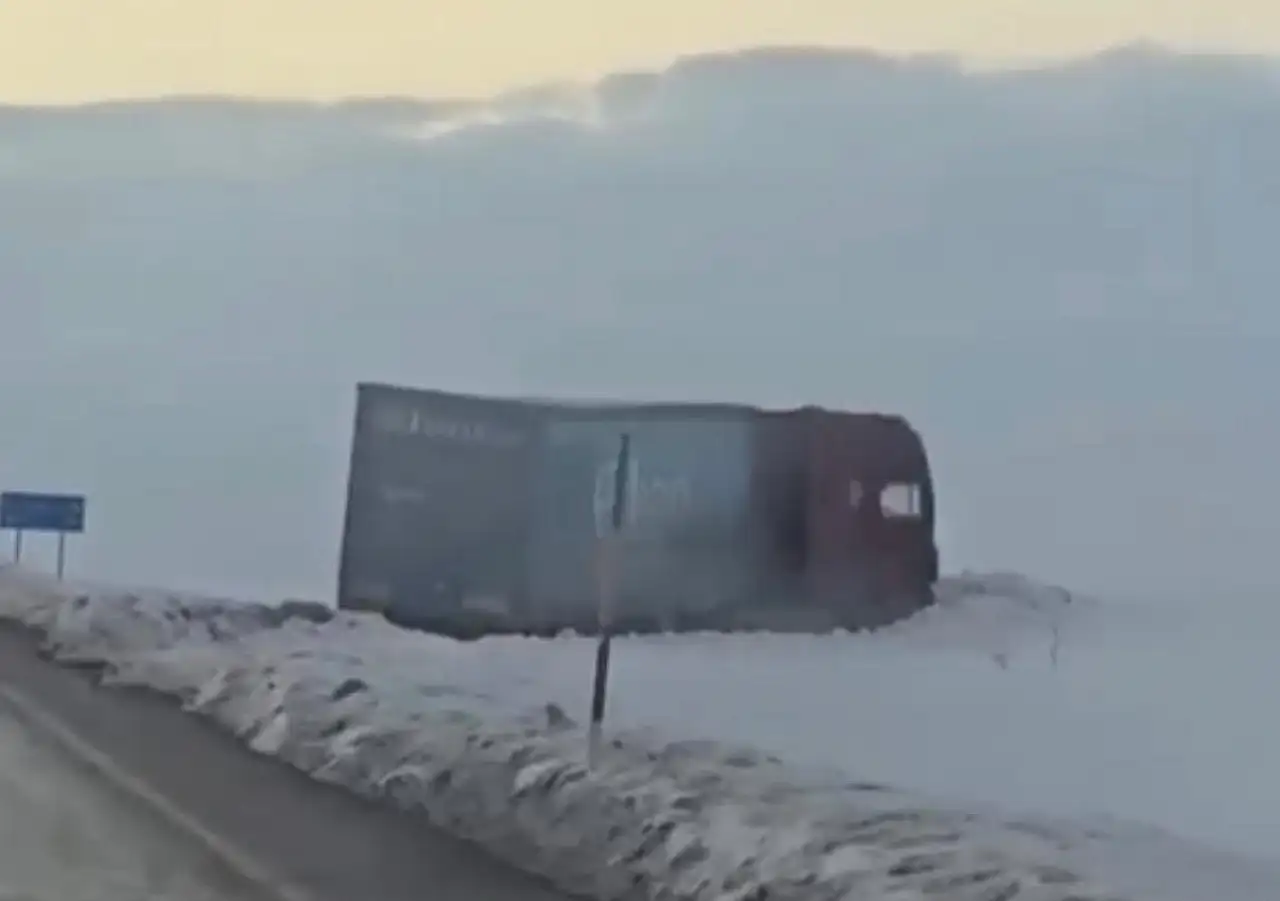 Diyadin ile Taşlıçay arasında trafik alarmı: Tır yan yattı