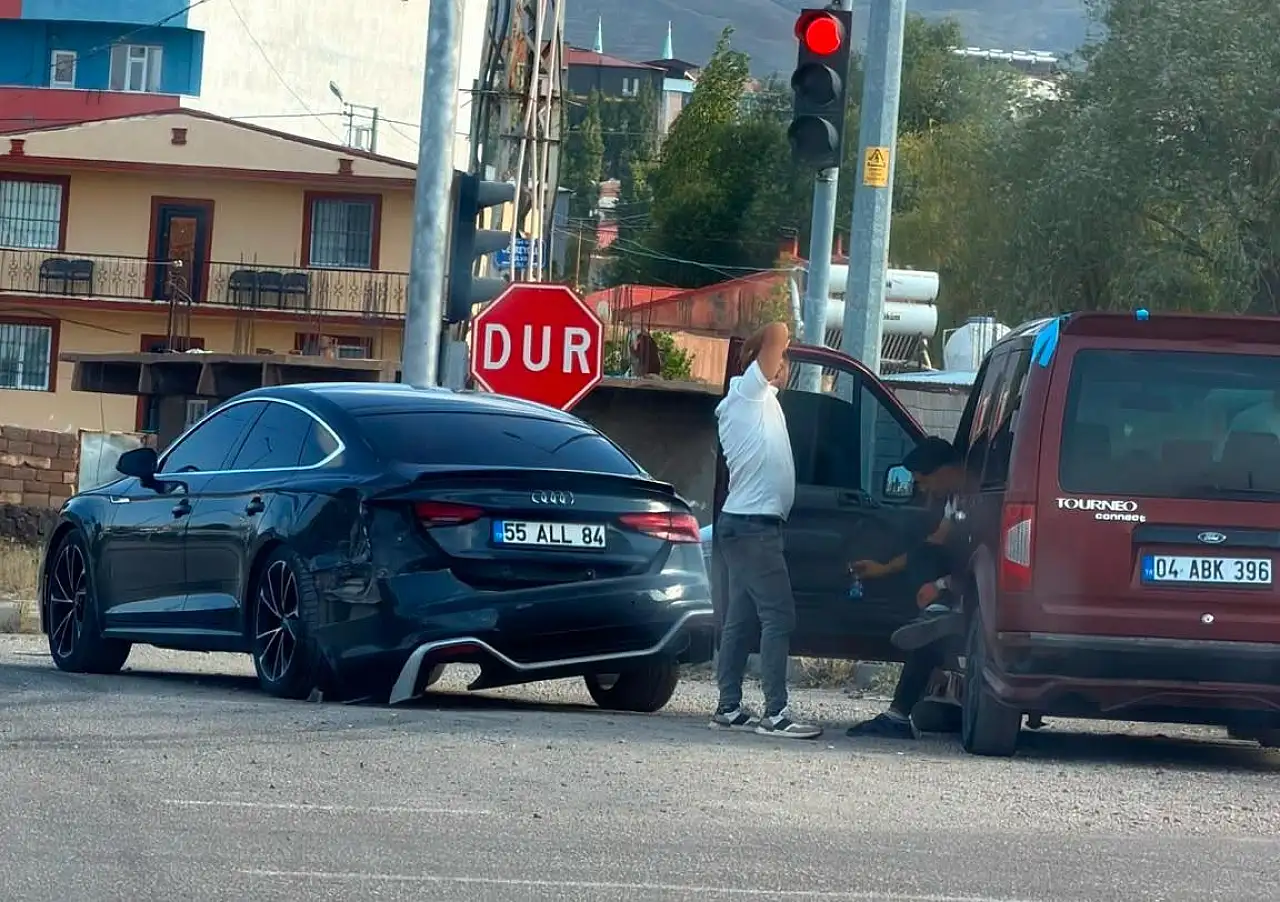 Doğubayazıt korkutan kaza: Dörtyol'da iki araç çarpıştı