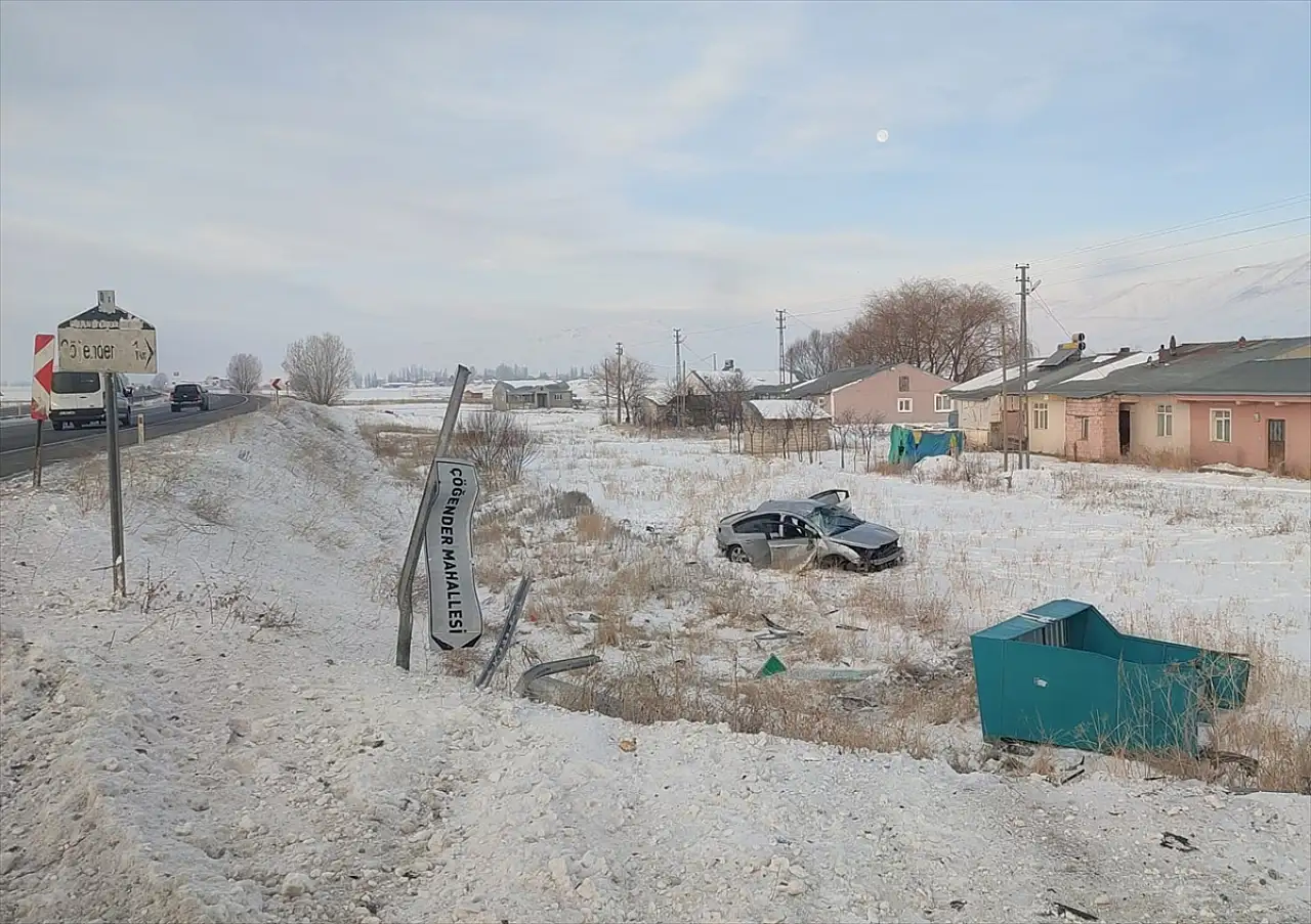 Ağrı-Erzurum karayolunda şarampole devrilen otomobilde 1 kişi hayatını kaybetti, 4 kişi yaralandı