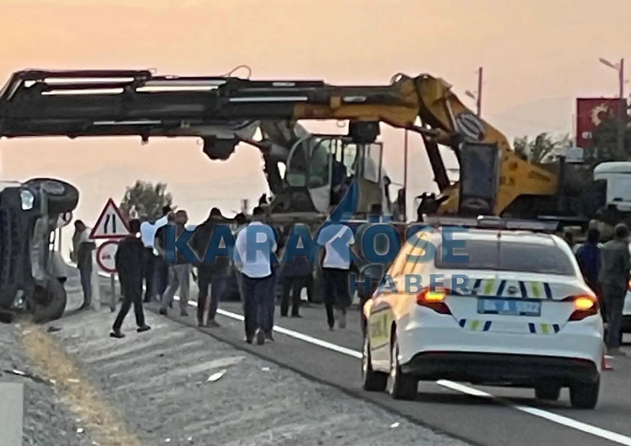 Ağrı-İran yolunda beton mikseri kazası: Trafik kilitlendi