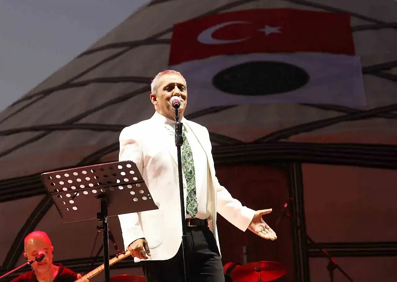 Yavuz Bingöl, Ahlat'ta Gerçekleştirdiği Konserle Gazze'deki İnsan Hakları İhlallerine Dikkat Çekti