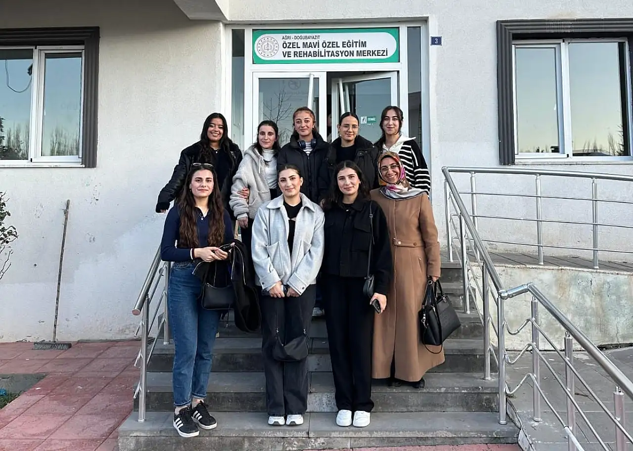 Üniversite öğrencileri engelliler günü için özel eğitim merkezinde buluştu