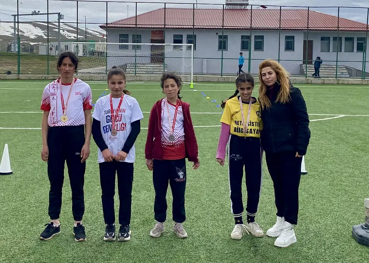 Hamur'da 23 Nisan atletizm yarışmaları coşkuyla tamamlandı